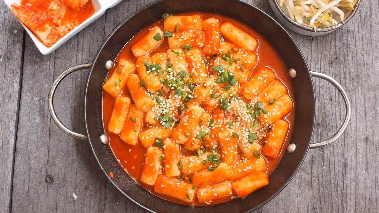 Tteokbokki — koreańskie kopytka ryżowe
