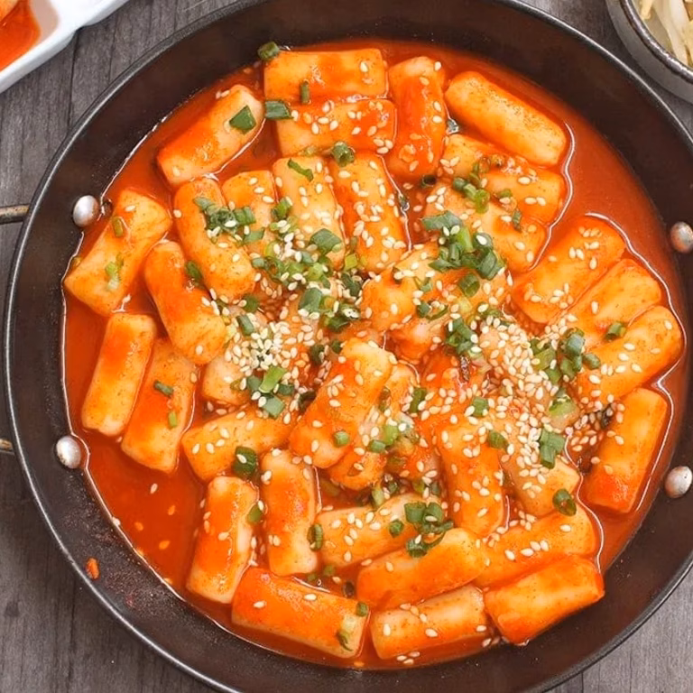 Tteokbokki — koreańskie kopytka ryżowe