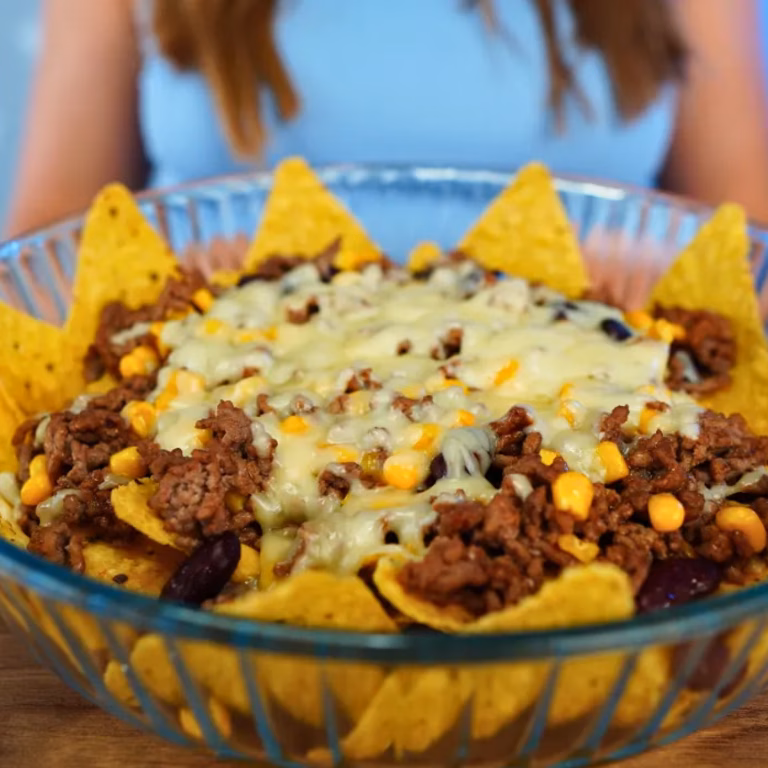 Nachos zapiekane z mięsem i serem