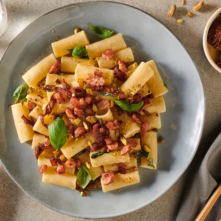 Rigatoni z ricottą, boczkiem i pistacjami