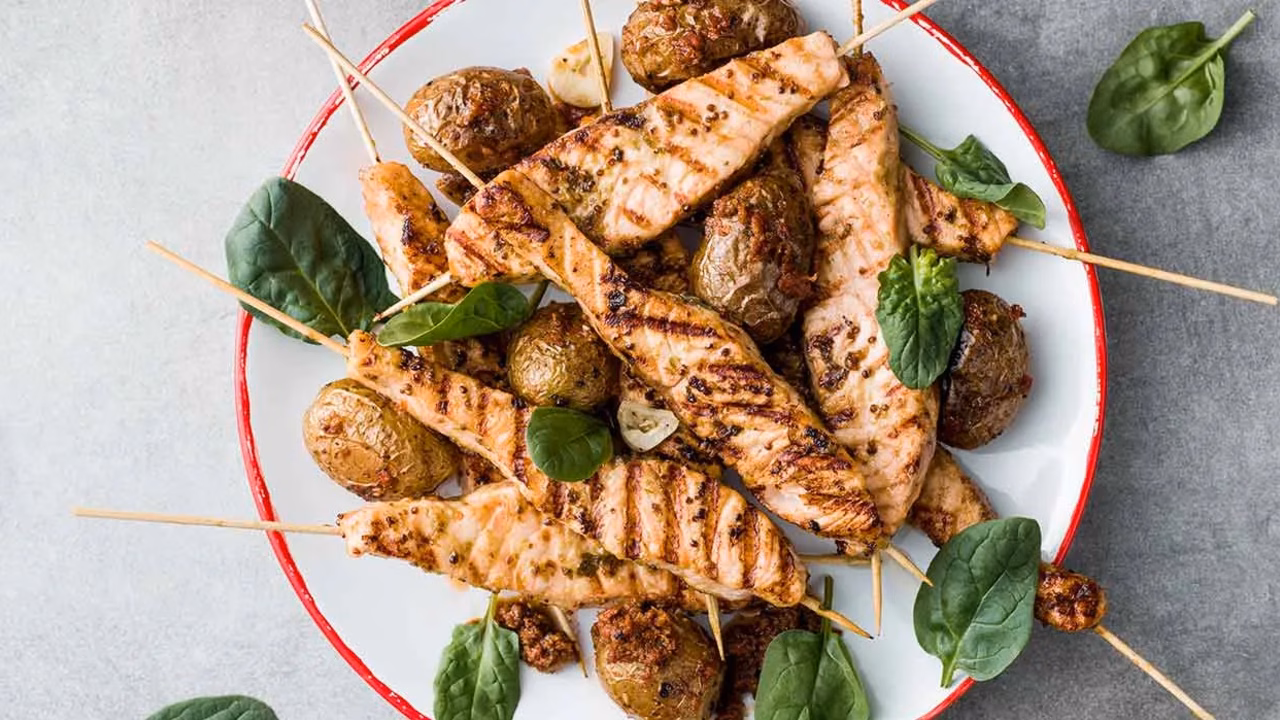 Lizaki z łososia z pieczonymi ziemniaczkami w pesto i ze szpinakiem