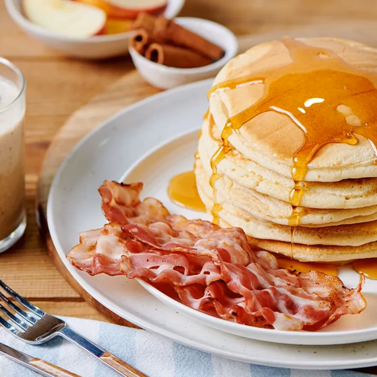 Amerykańskie śniadanie: bacon pancakes i apple pie smoothie