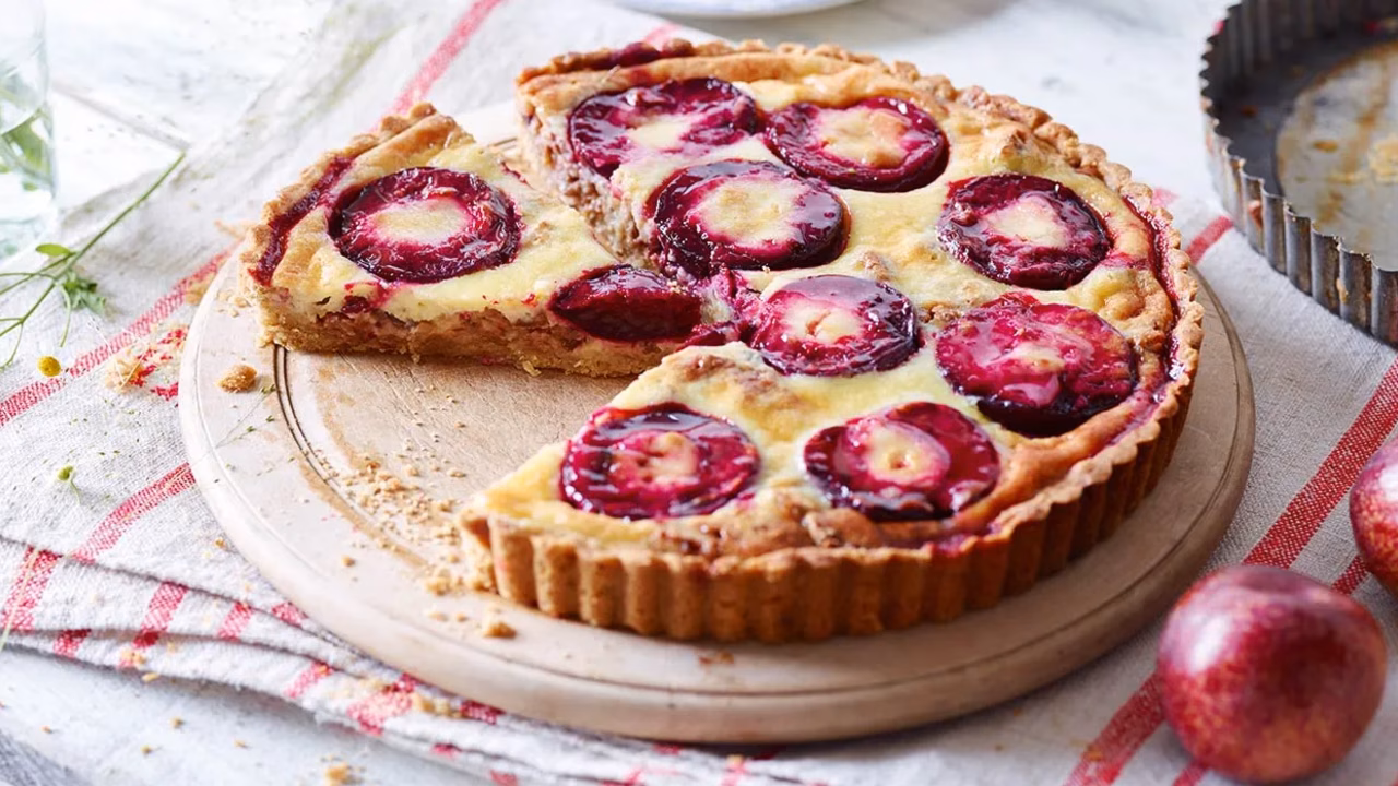 Tarta ze śliwkami i orzechami pekan