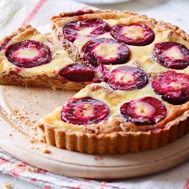 Tarta ze śliwkami i orzechami pekan