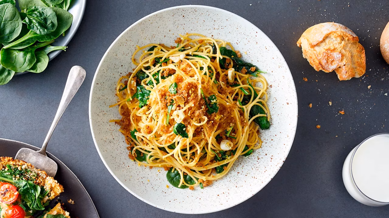 Spaghetti z okruszkami – sposób na czerstwe pieczywo