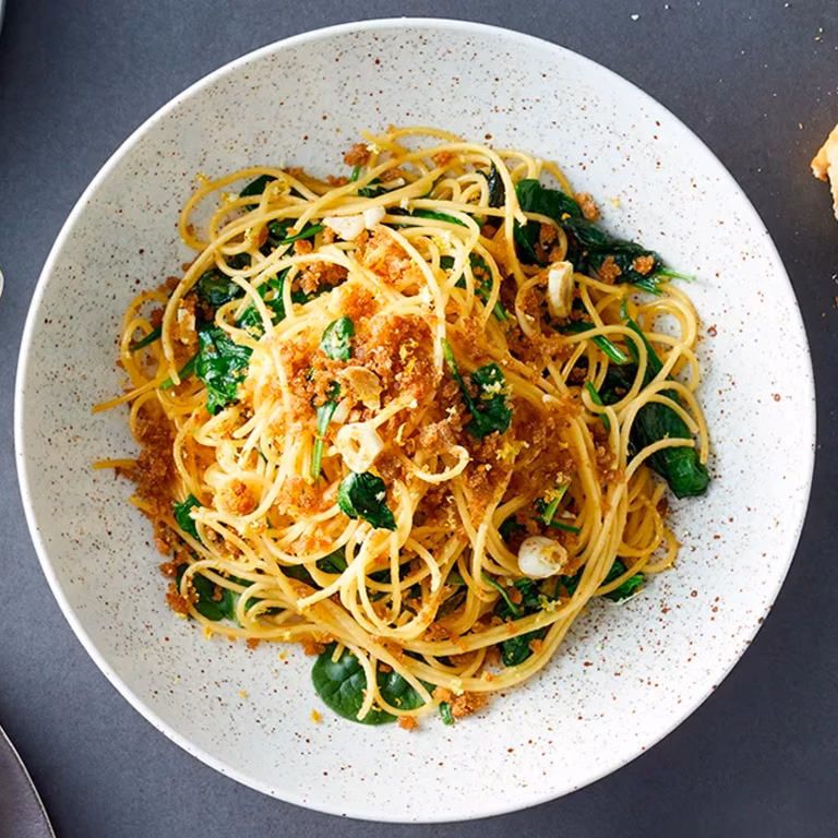 Spaghetti z okruszkami – sposób na czerstwe pieczywo
