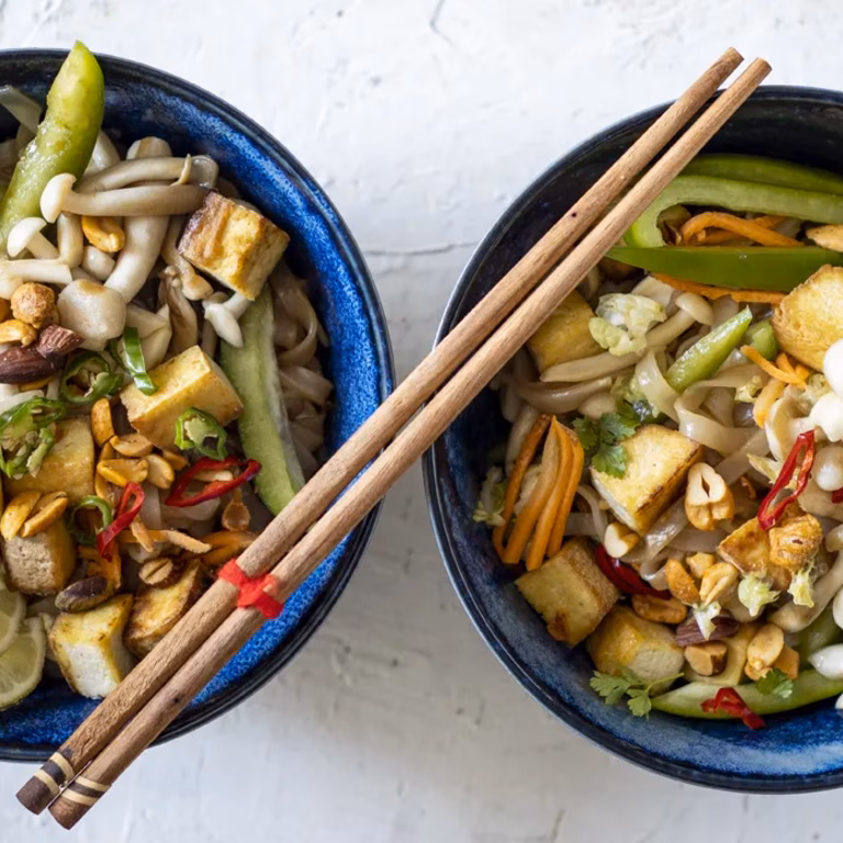 Wegański pad thai z tofu