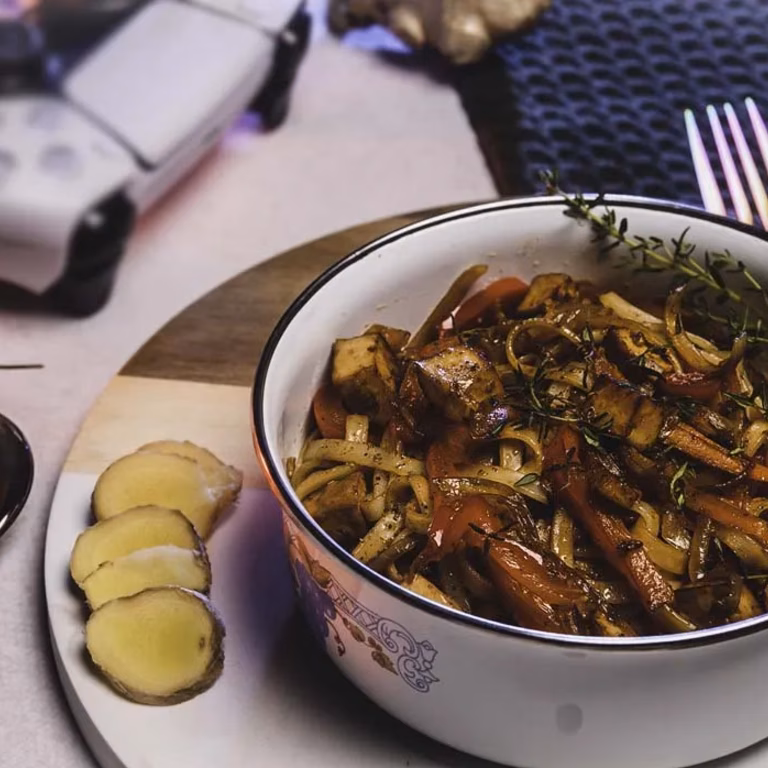 Szybki makaron chow mein z tofu i marynowanym imbirem