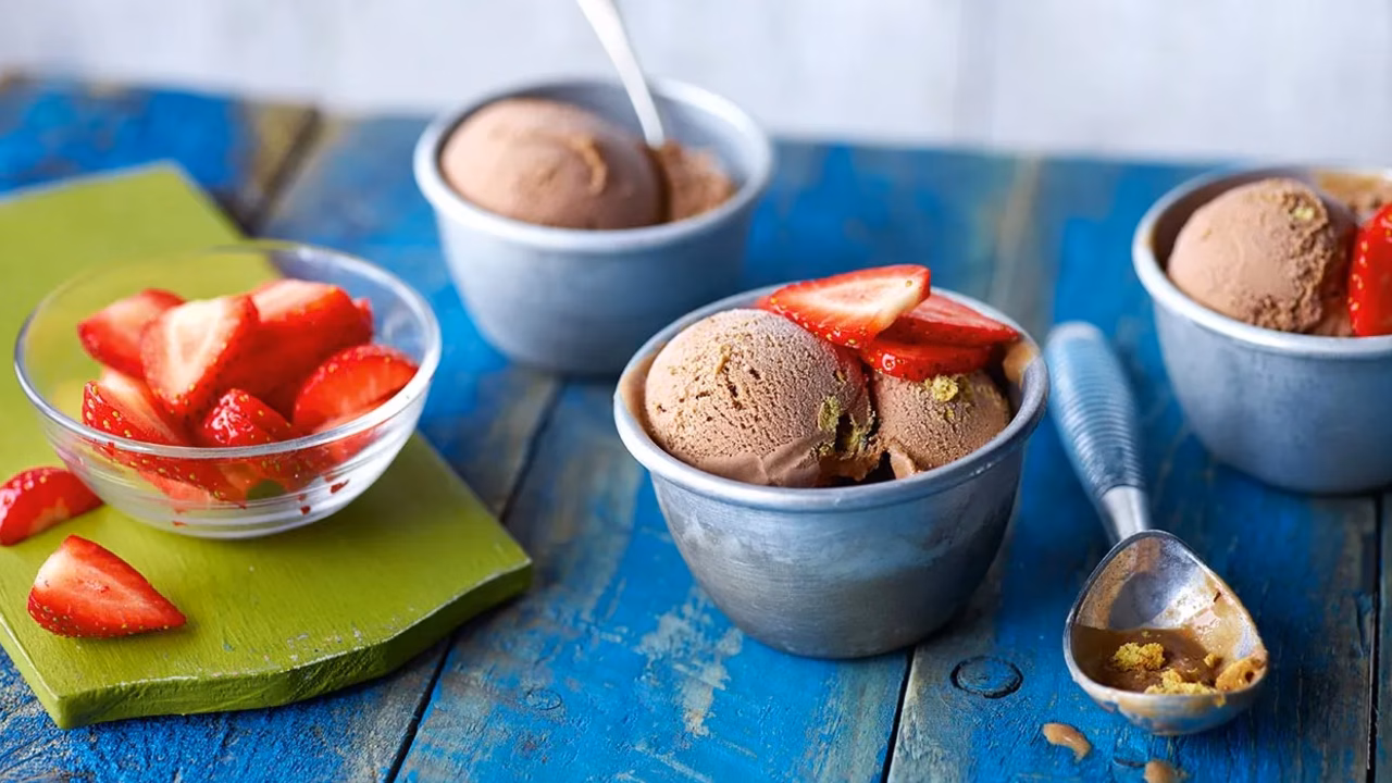 Mrożony jogurt czekoladowy z ciastkami