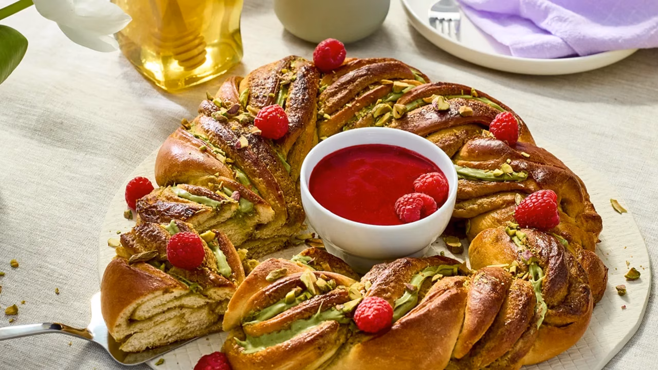 Wieniec drożdżowy z kremem pistacjowym i malinami