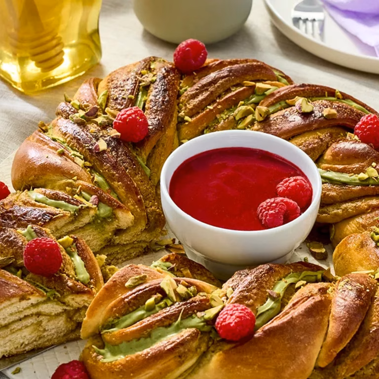 Wieniec drożdżowy z kremem pistacjowym i malinami