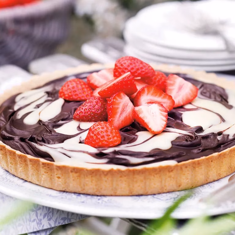 Tarta truskawkowa z kremem z białej i ciemnej czekolady