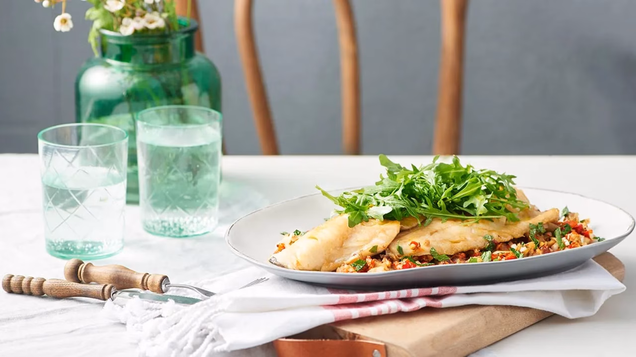 Orzechowa caponata z pieczonym dorszem