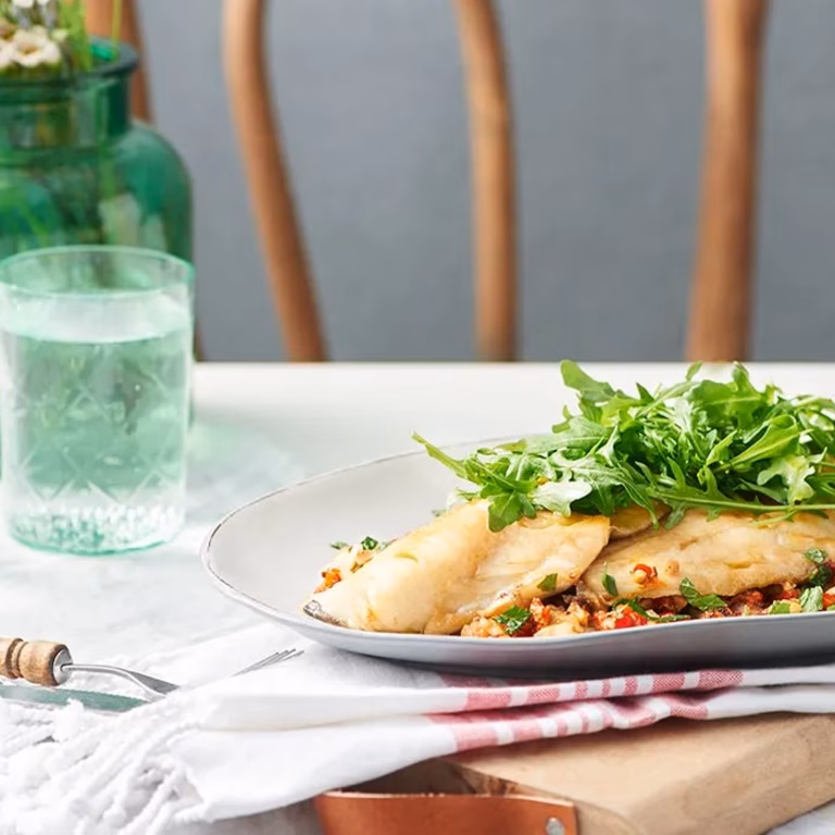 Orzechowa caponata z pieczonym dorszem