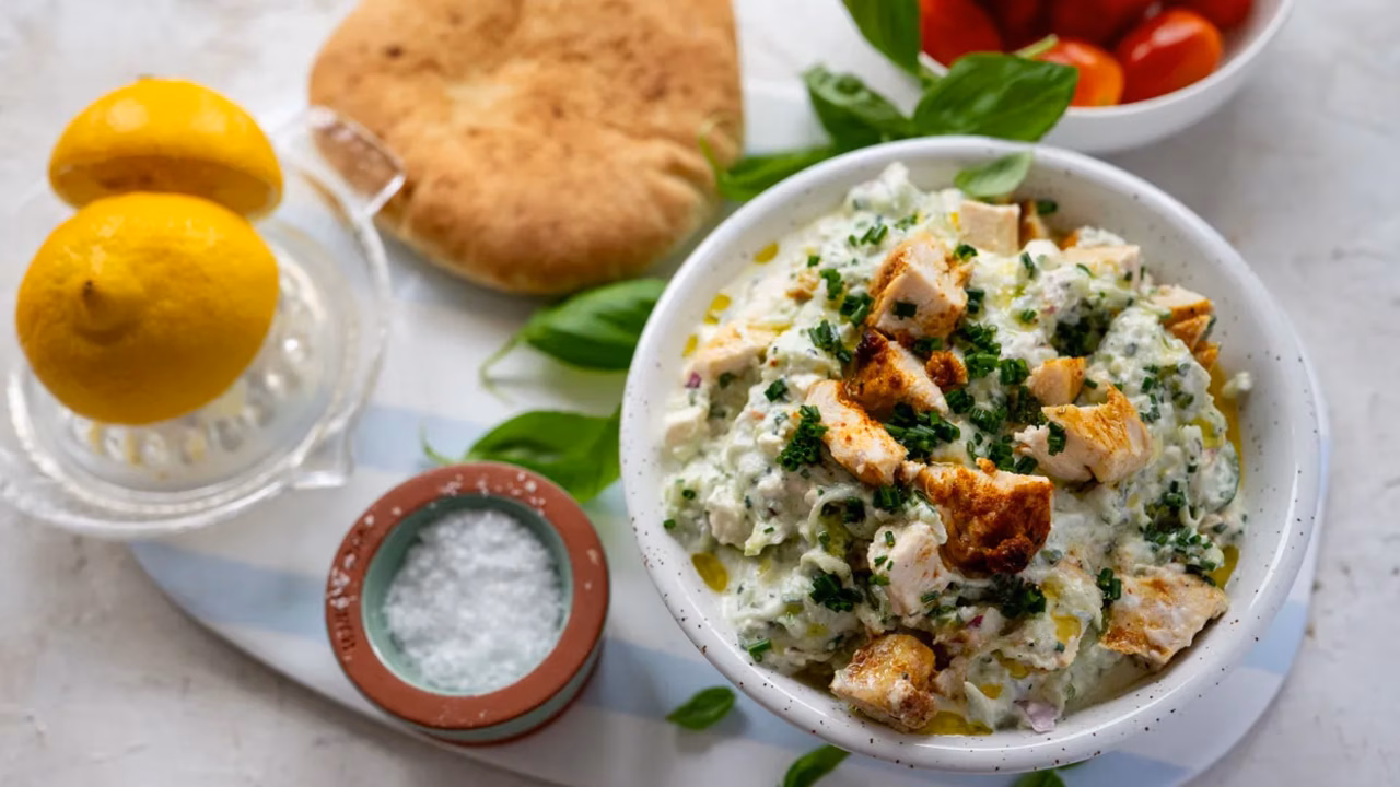 Sałatka z kurczakiem i sosem tzatziki
