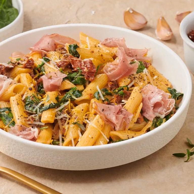 Penne w kremowym sosie z szynką parmeńską
