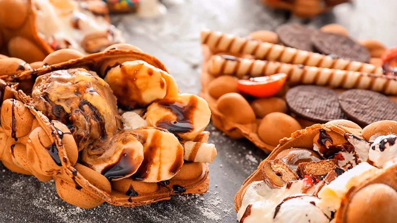 Bubble waffles z domowymi lodami, owocami i polewą czekoladową