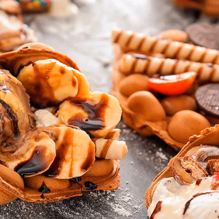 Bubble waffles z domowymi lodami, owocami i polewą czekoladową