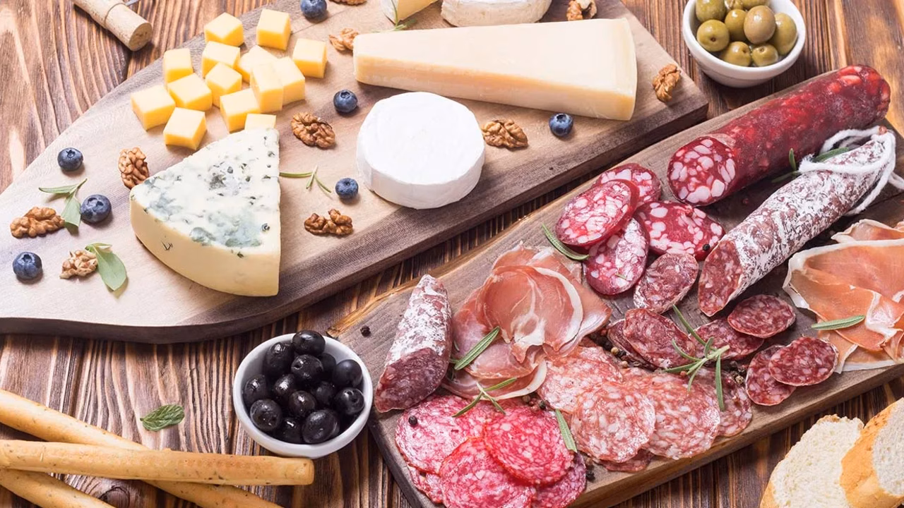 Deska serów i wędlin w stylu tapas