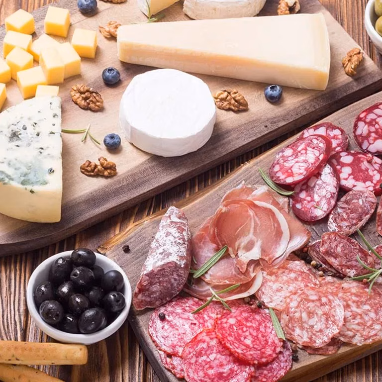 Deska serów i wędlin w stylu tapas