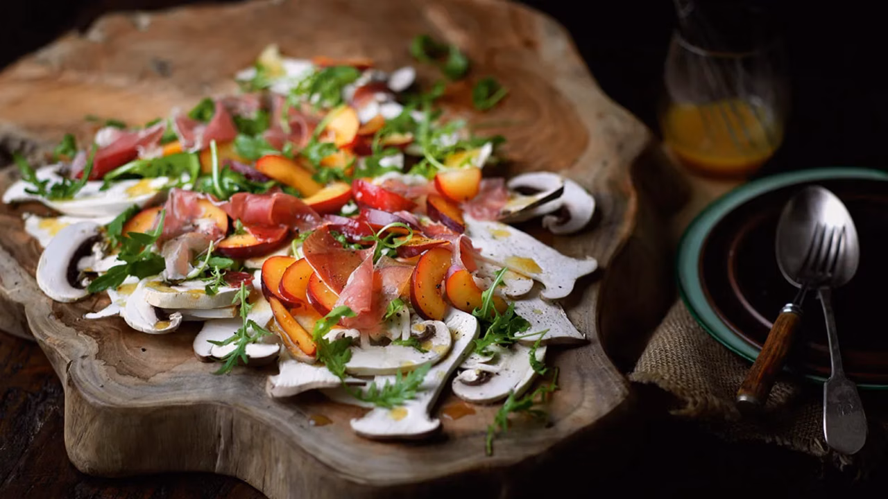 Grzybowe carpaccio ze śliwkami i boczkiem