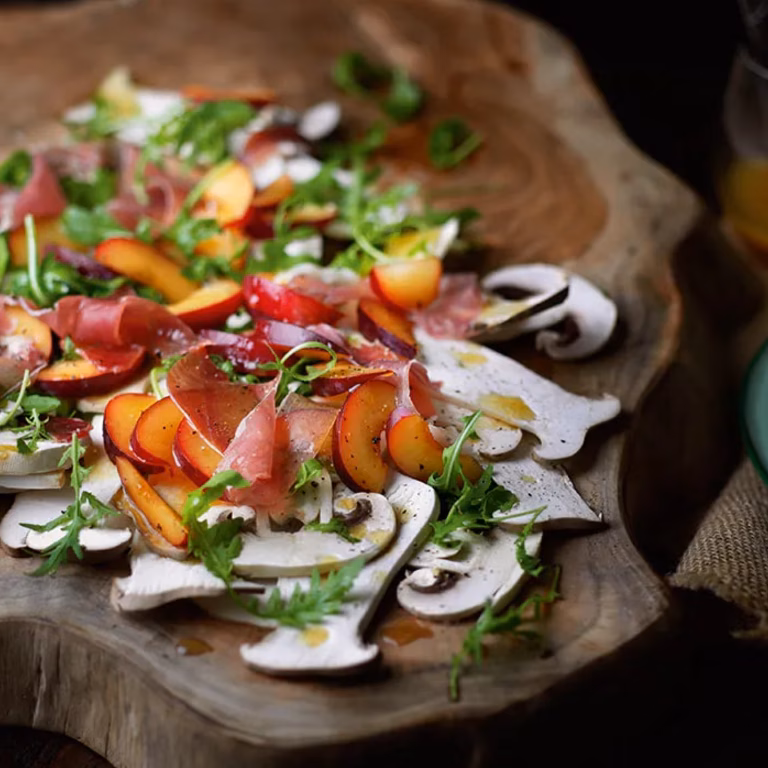 Grzybowe carpaccio ze śliwkami i boczkiem