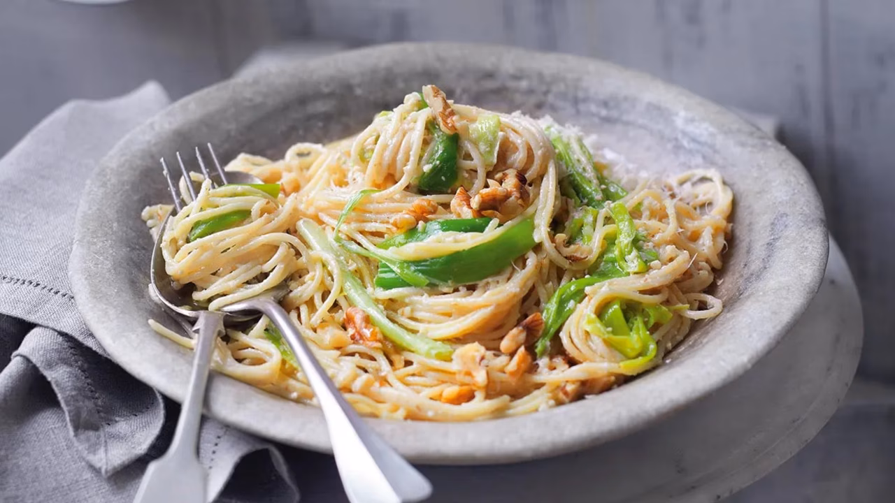 Makaron z porem i pesto z orzechów włoskich
