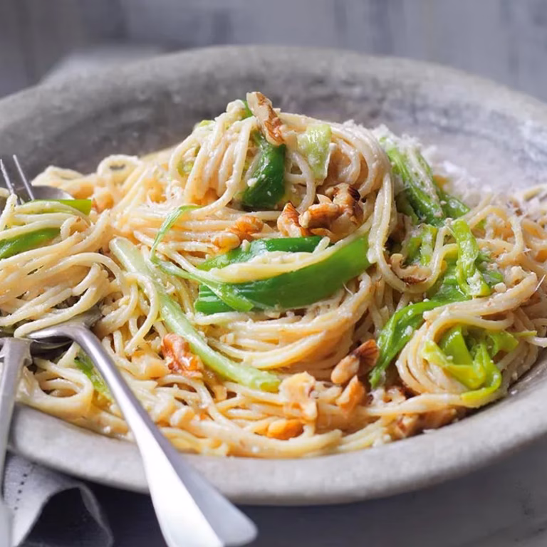 Makaron z porem i pesto z orzechów włoskich