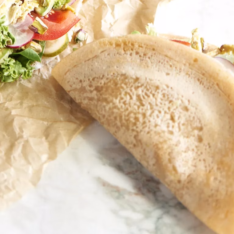Śniadaniowe wrapy z sosem z tahini