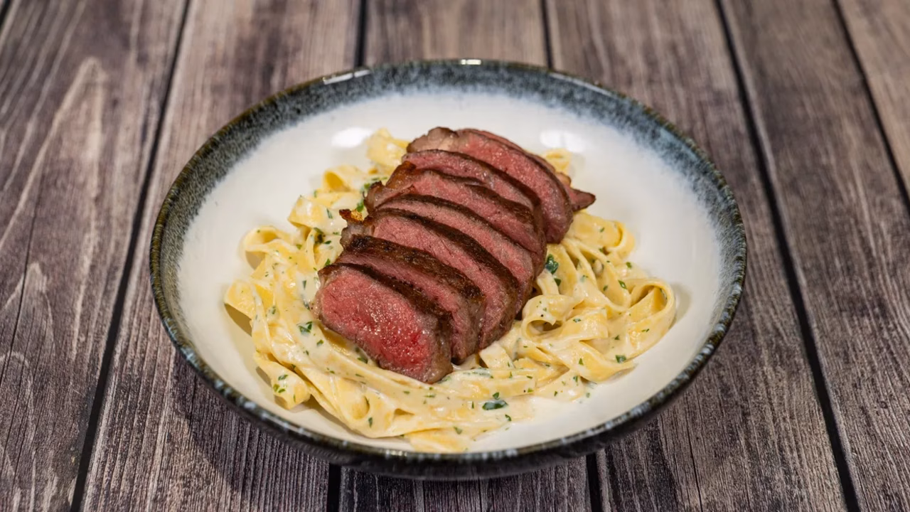Makaron Alfredo ze stekiem wołowym