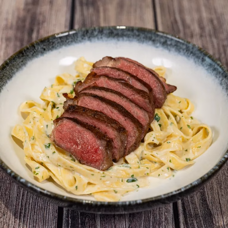 Makaron Alfredo ze stekiem wołowym