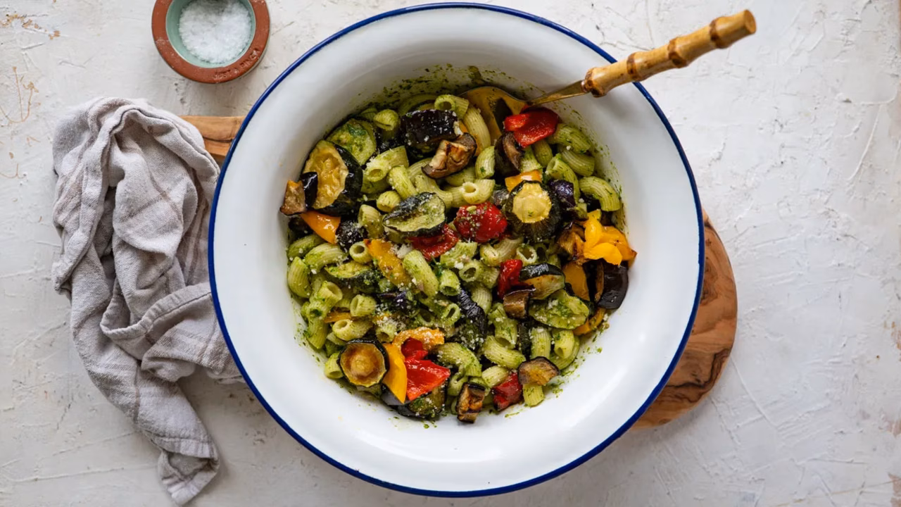 Sałatka makaronowa z grillowanymi warzywami i pesto z rukoli