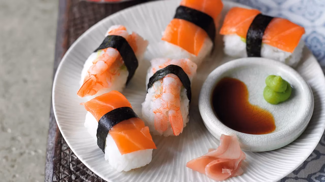 Nigiri sushi z wędzonym łososiem i krewetkami
