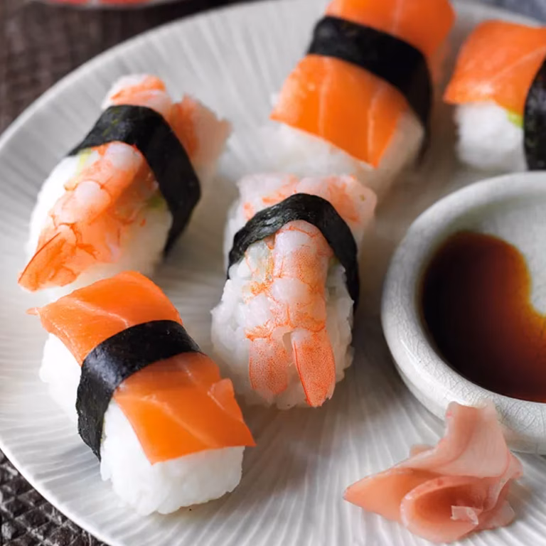 Nigiri sushi z wędzonym łososiem i krewetkami