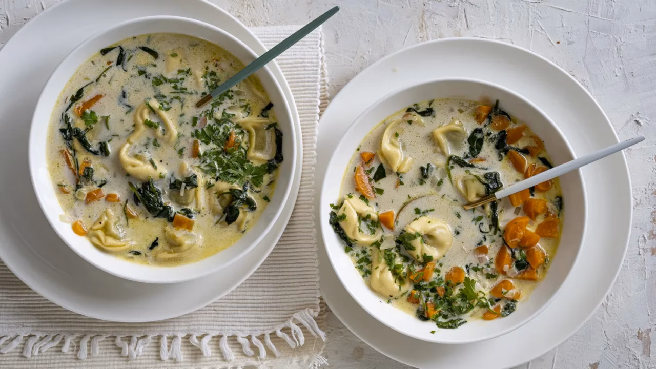 Kremowa zupa tortellini