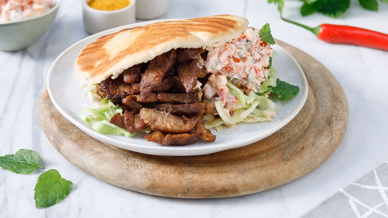 Kebab z karkówki z grilla i sos z pieczoną papryką