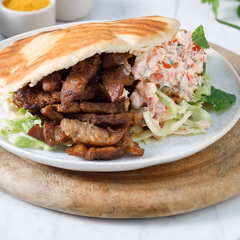 Kebab z karkówki z grilla i sos z pieczoną papryką