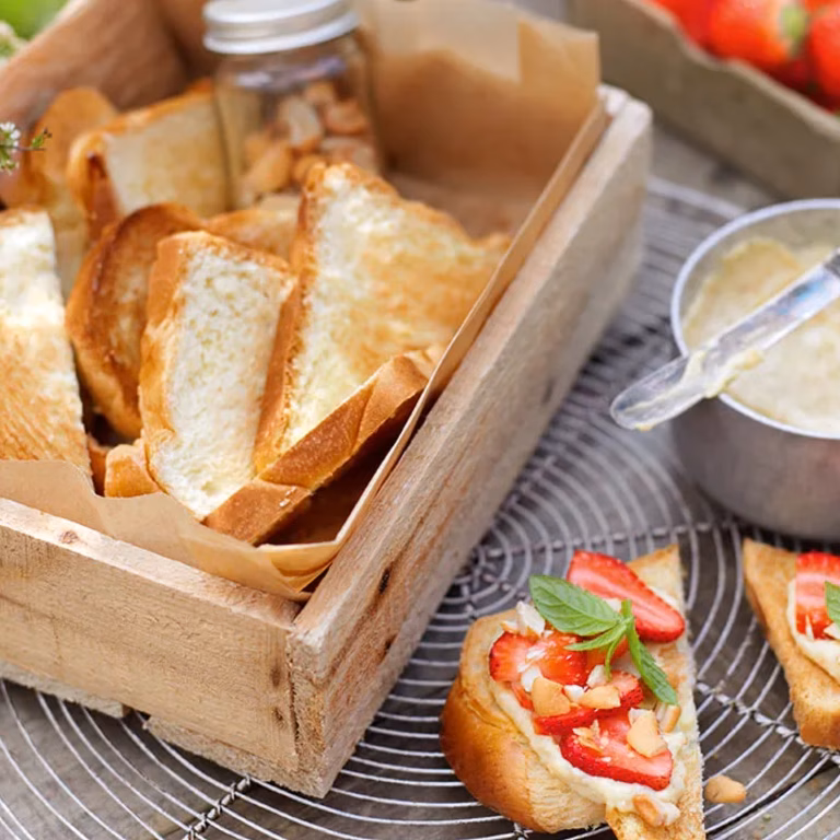 Crostini truskawkowe z kremem z orzechów nerkowca