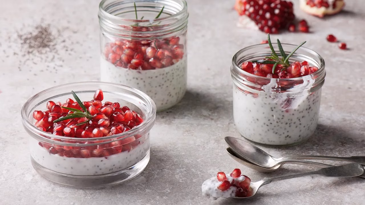 Pudding kokosowy z chia i granatem