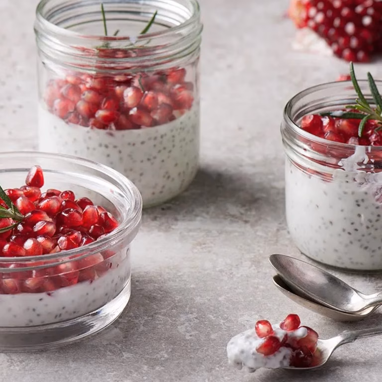 Pudding kokosowy z chia i granatem