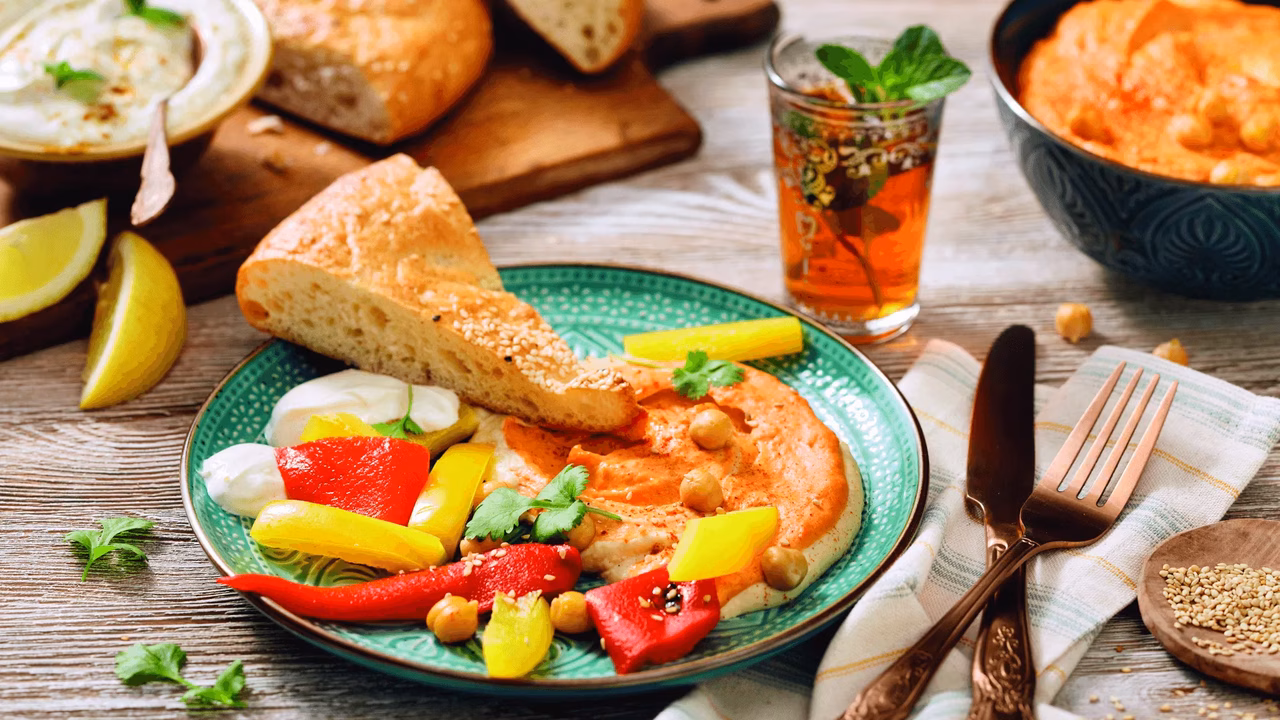 Hummus paprykowy z aromatycznym jogurtem