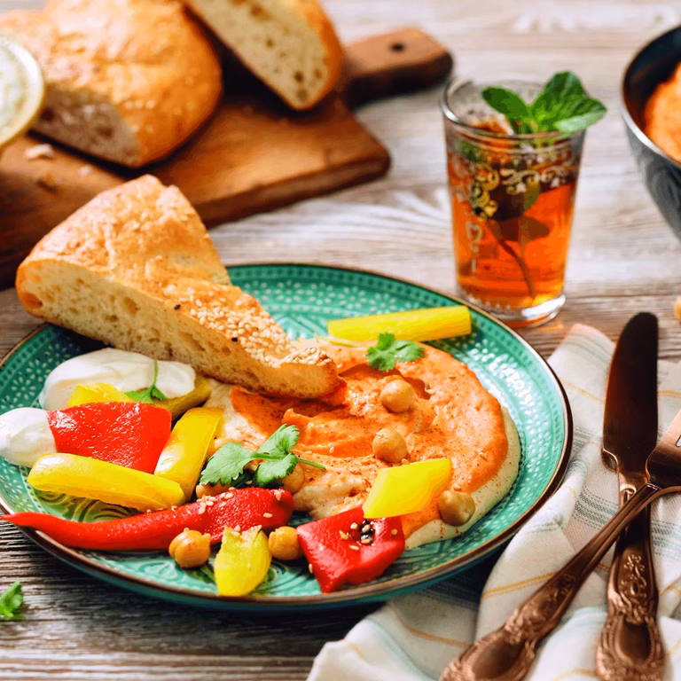 Hummus paprykowy z aromatycznym jogurtem