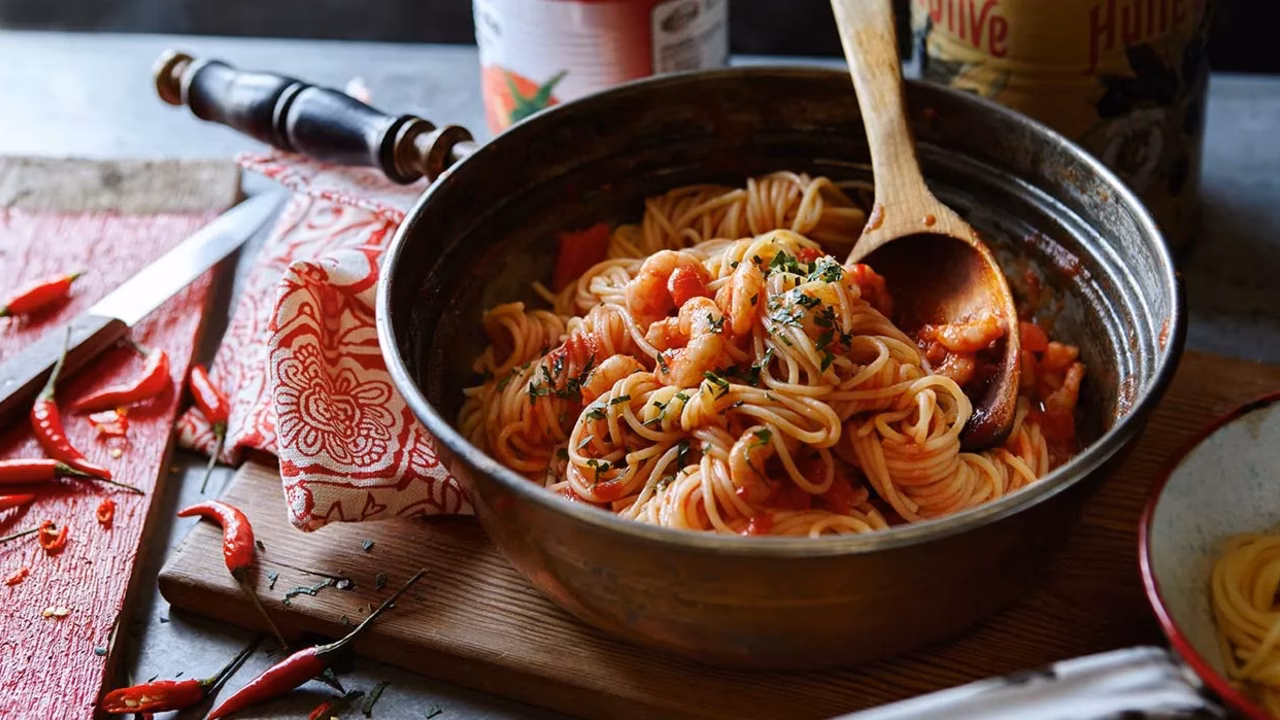 Spaghetti z pikantnym sosem pomidorowym i krewetkami