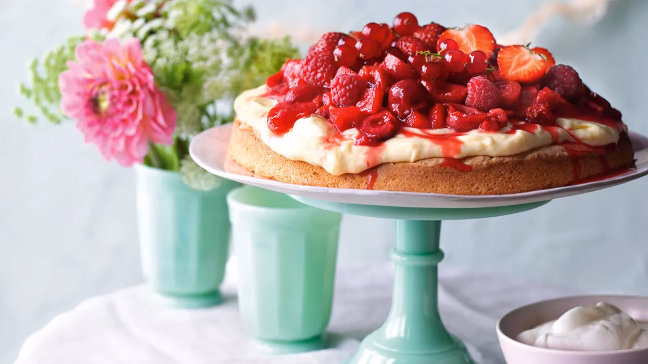 Tort z sosem z czerwonych owoców