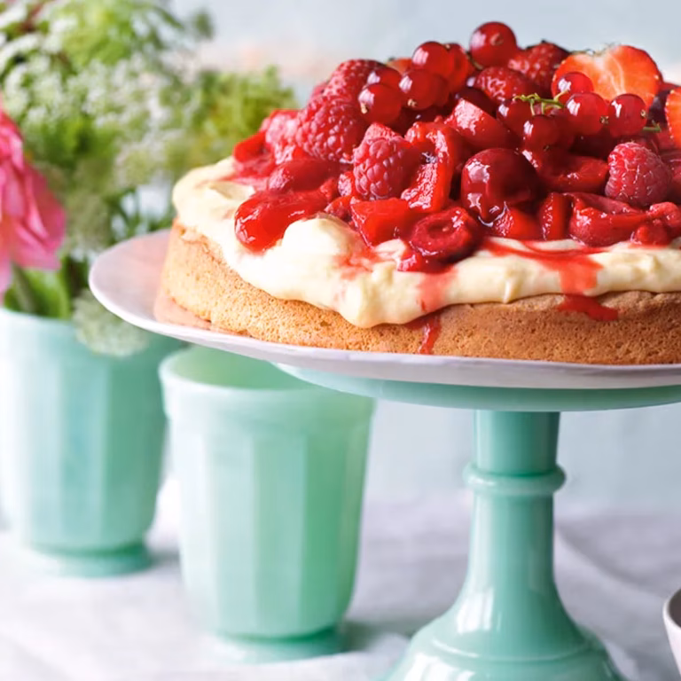 Tort z sosem z czerwonych owoców