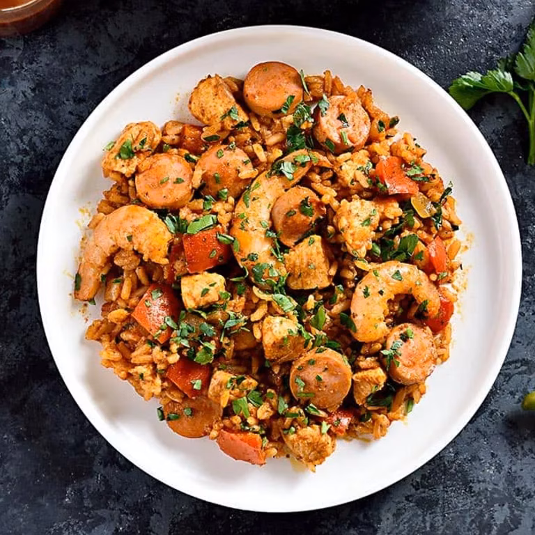 Jambalaya z kurczakiem, kiełbasą i krewetkami