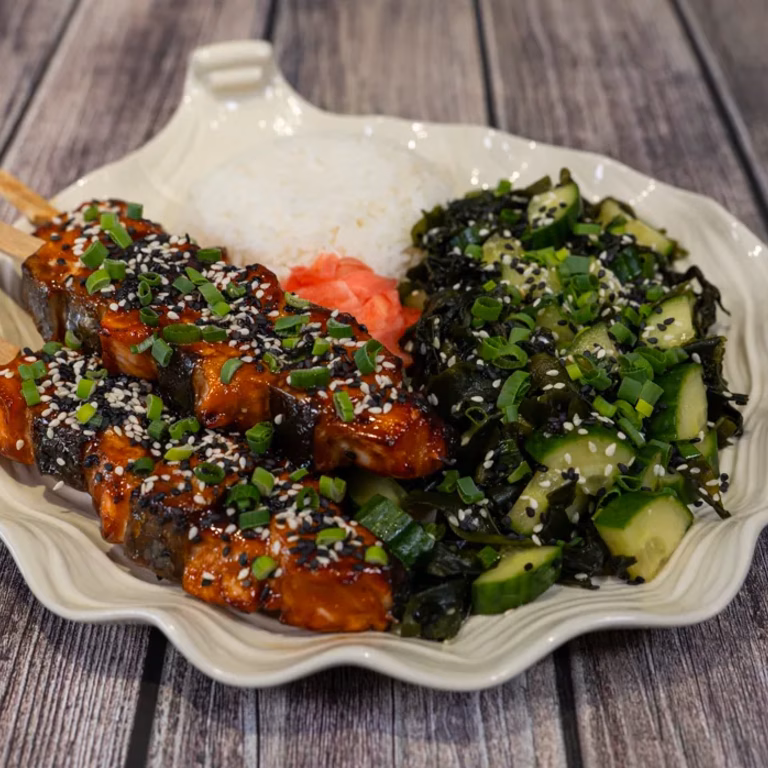 Szaszłyki yakitori z łososia