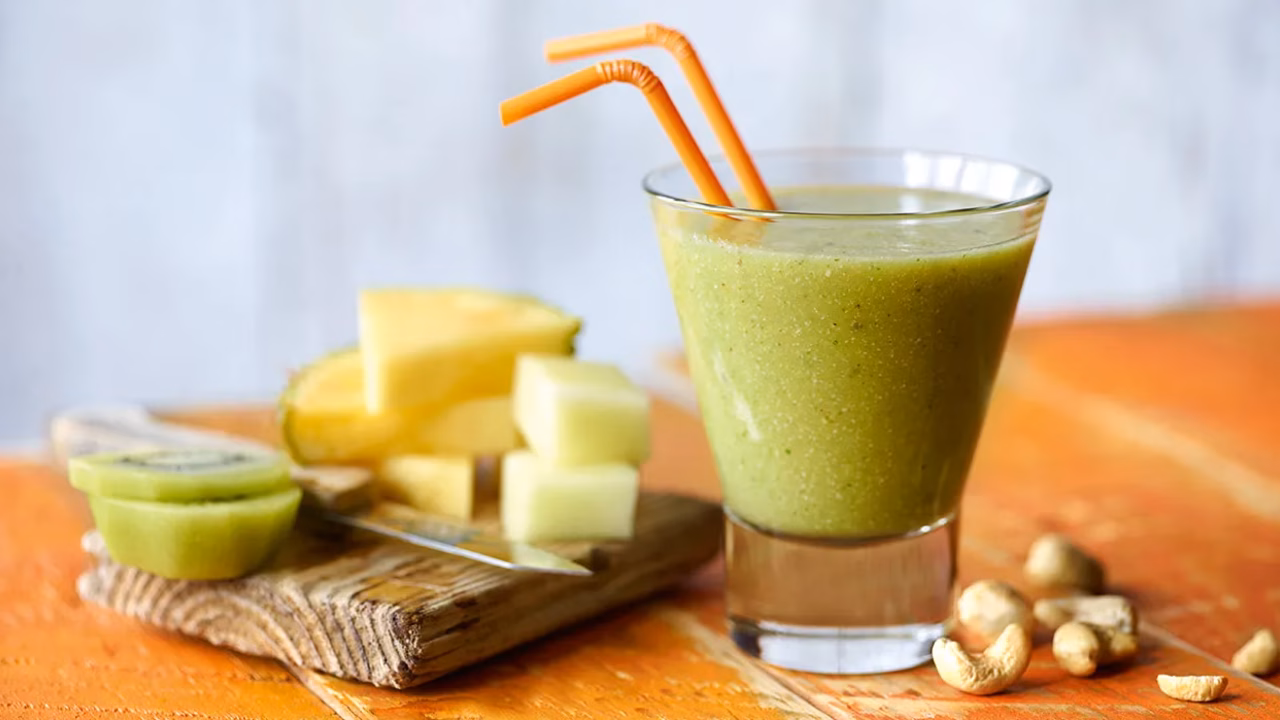 Karaibskie smoothie owocowe z sałatą