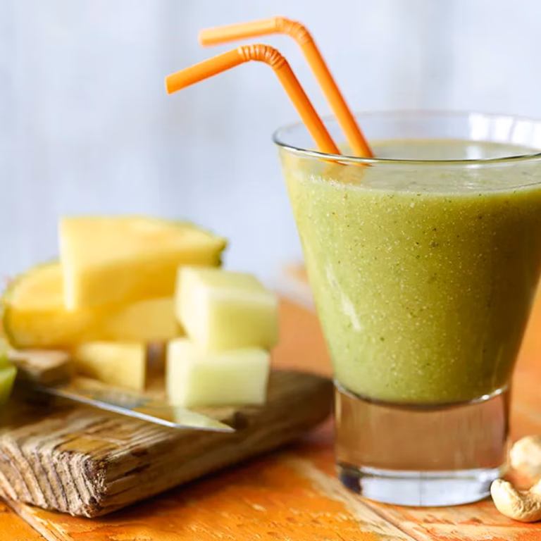 Karaibskie smoothie owocowe z sałatą