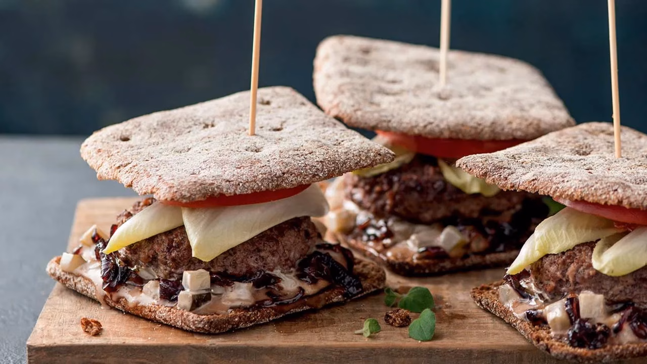 Burgery wołowe z sosem z karmelizowanej cebuli